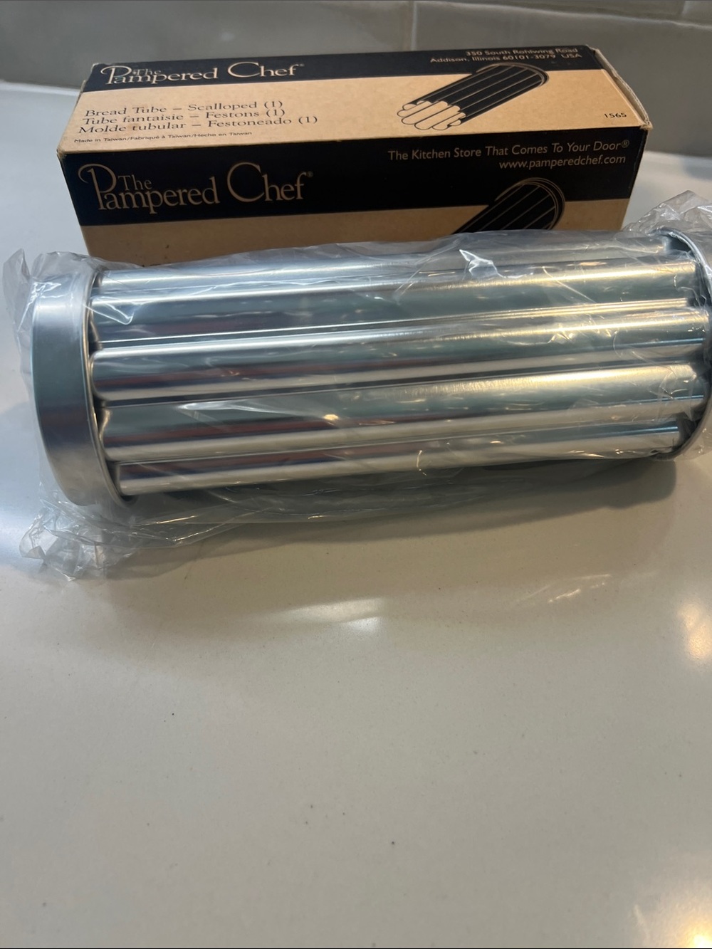 The Pampered Chef Stainless Steel Scalloped Bread Tube - Silver Never Opened! - Picture 3 of 6